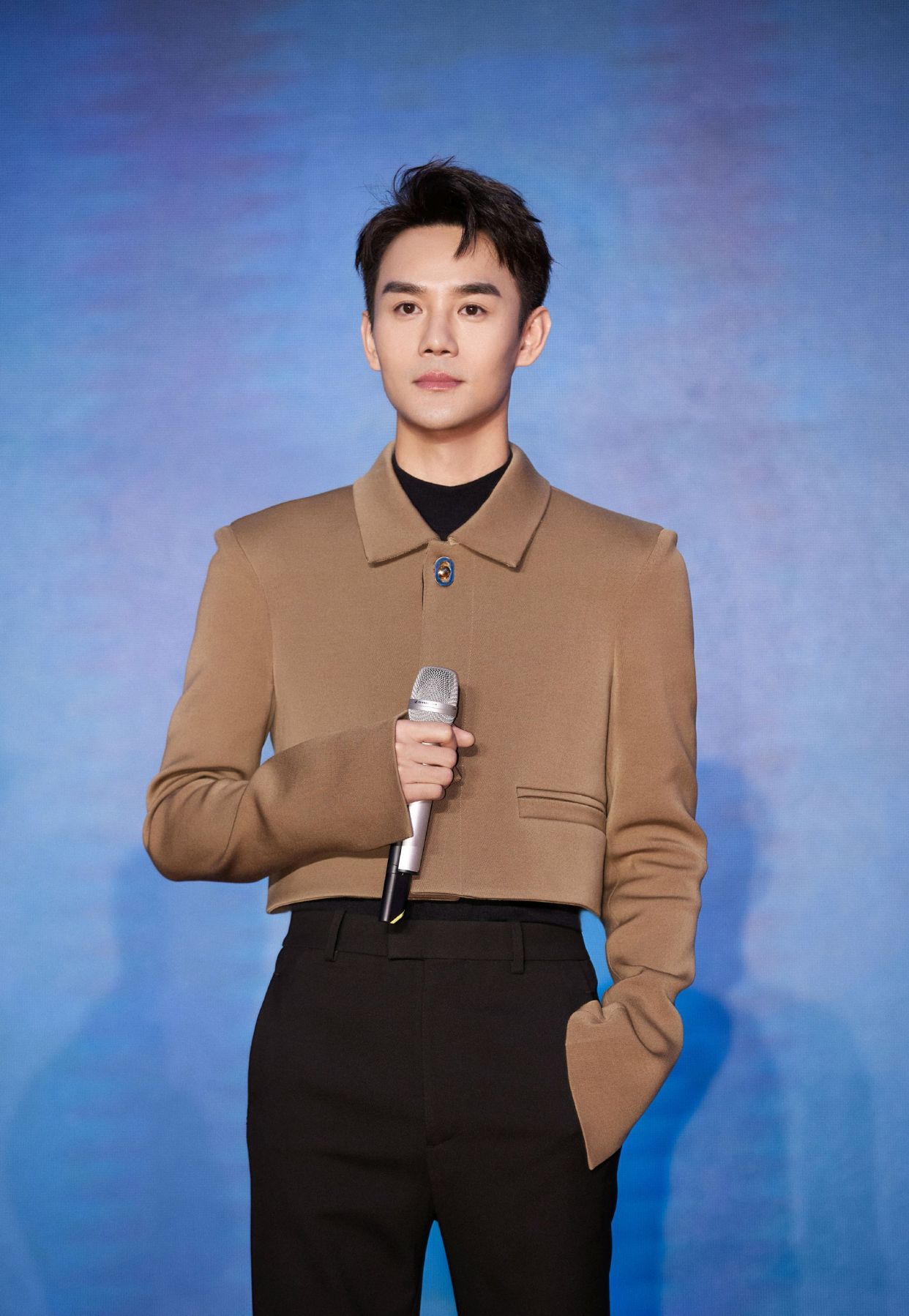 王凯身穿bottega veneta上衣,造型简单大方,搭配衣服帅气十足