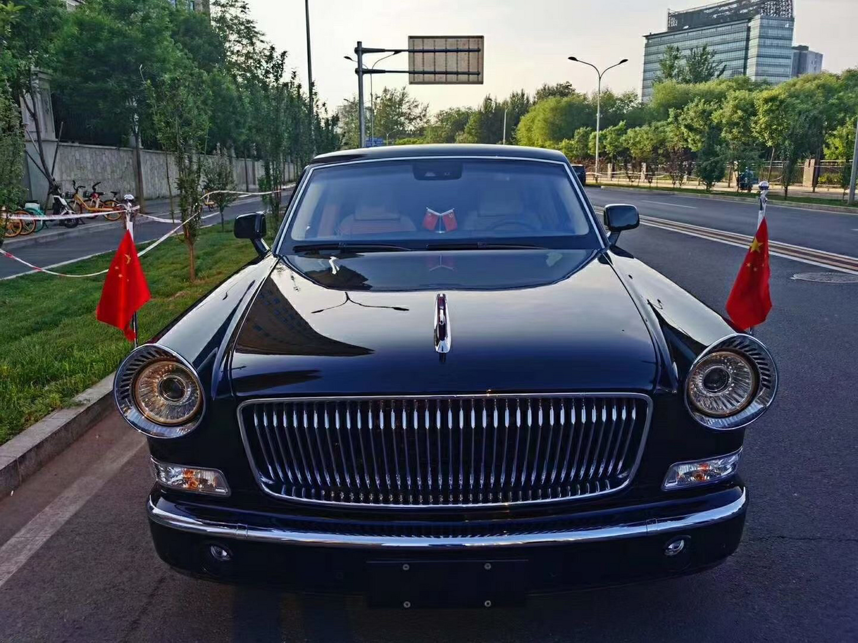 在中国红旗l5是一种荣誉的象征,劳斯莱斯见到他都得喊一声大哥!