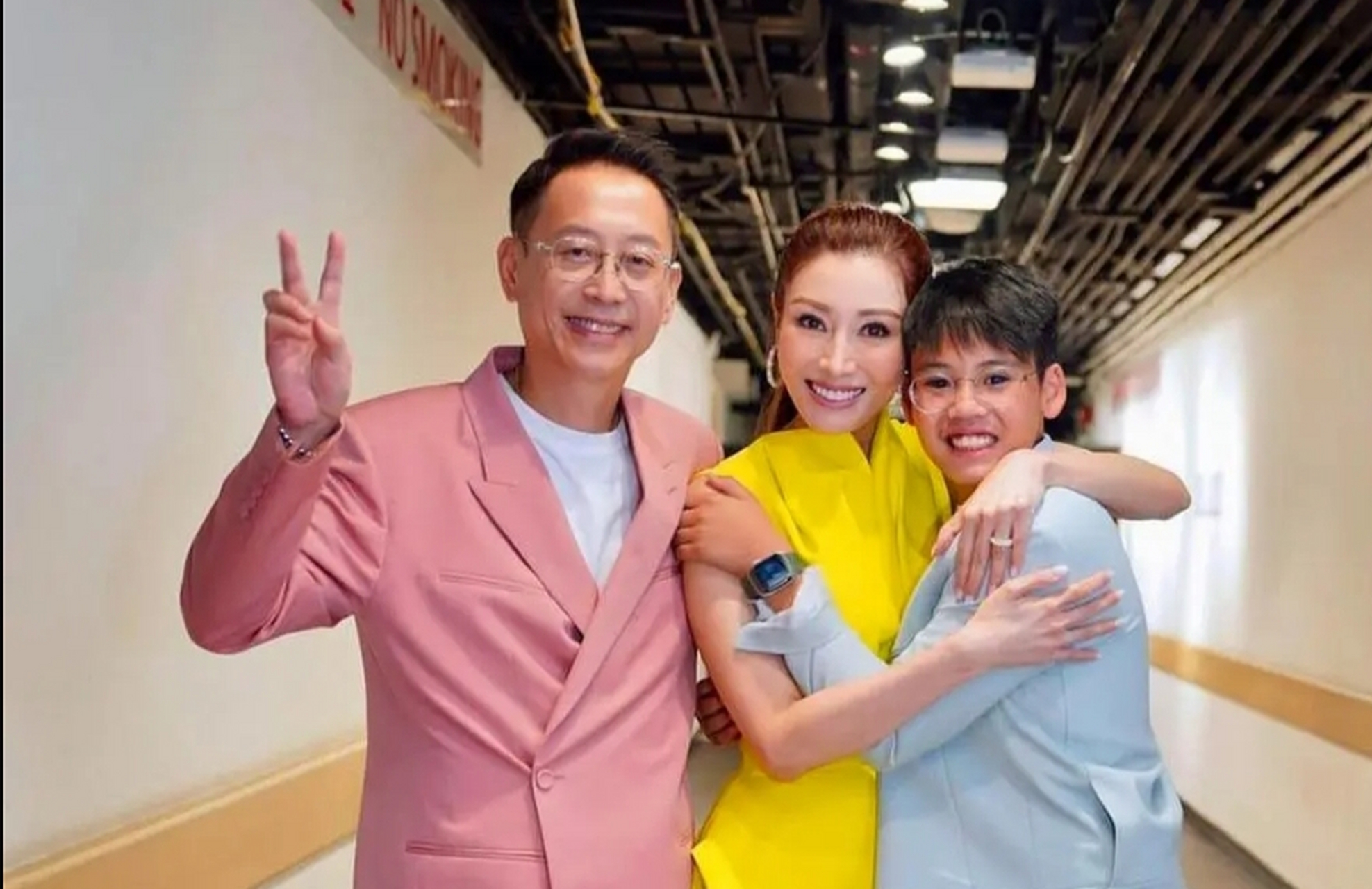 李嘉欣许晋亨一家三口,一个月200万够花了.