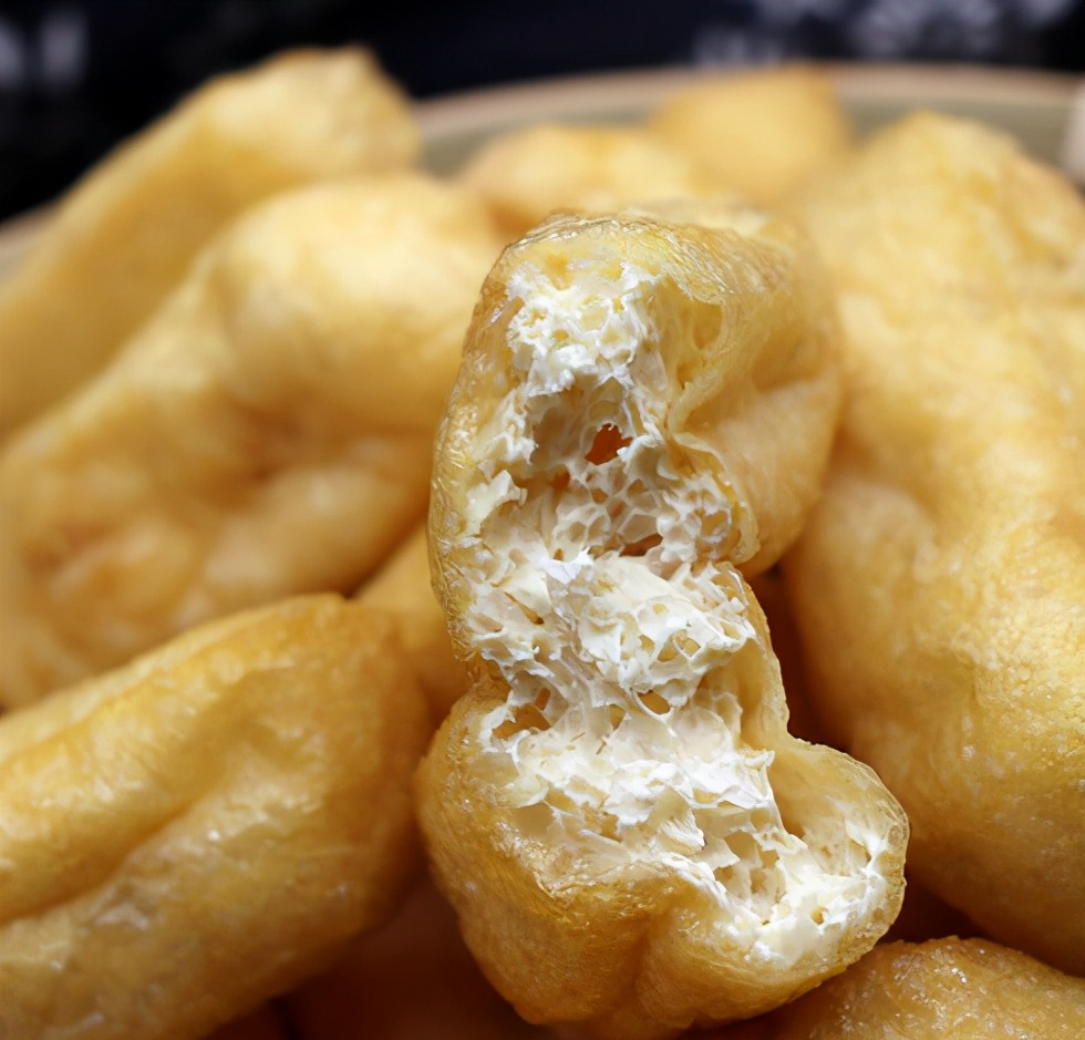 炸豆腐泡时,直接炸还是裹面粉?大厨:做对了,金黄酥脆鼓大泡