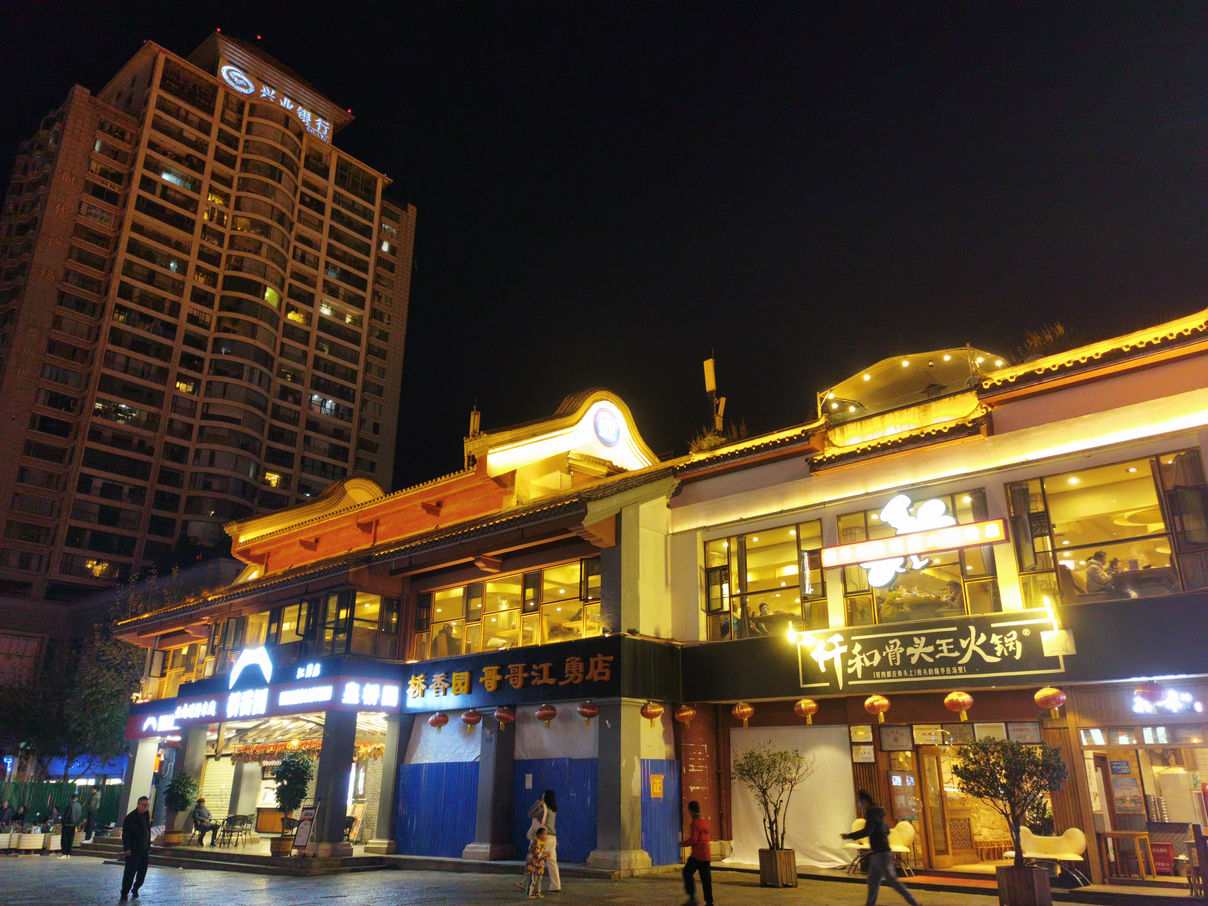 金马碧鸡坊的夜色  在昆明,金马碧鸡坊是一个历史悠久的文化地标,每当