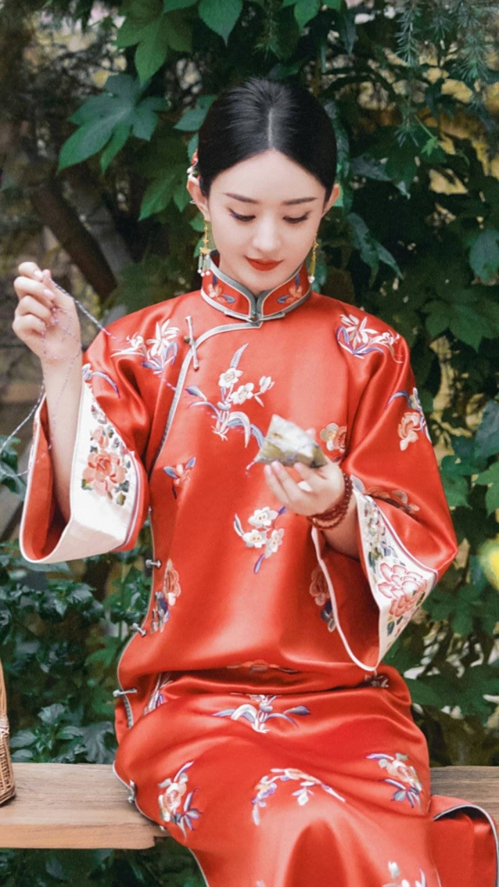 赵丽颖红色旗袍,杨紫白色旗袍,一个温婉端庄的大小姐,一个国泰民安脸
