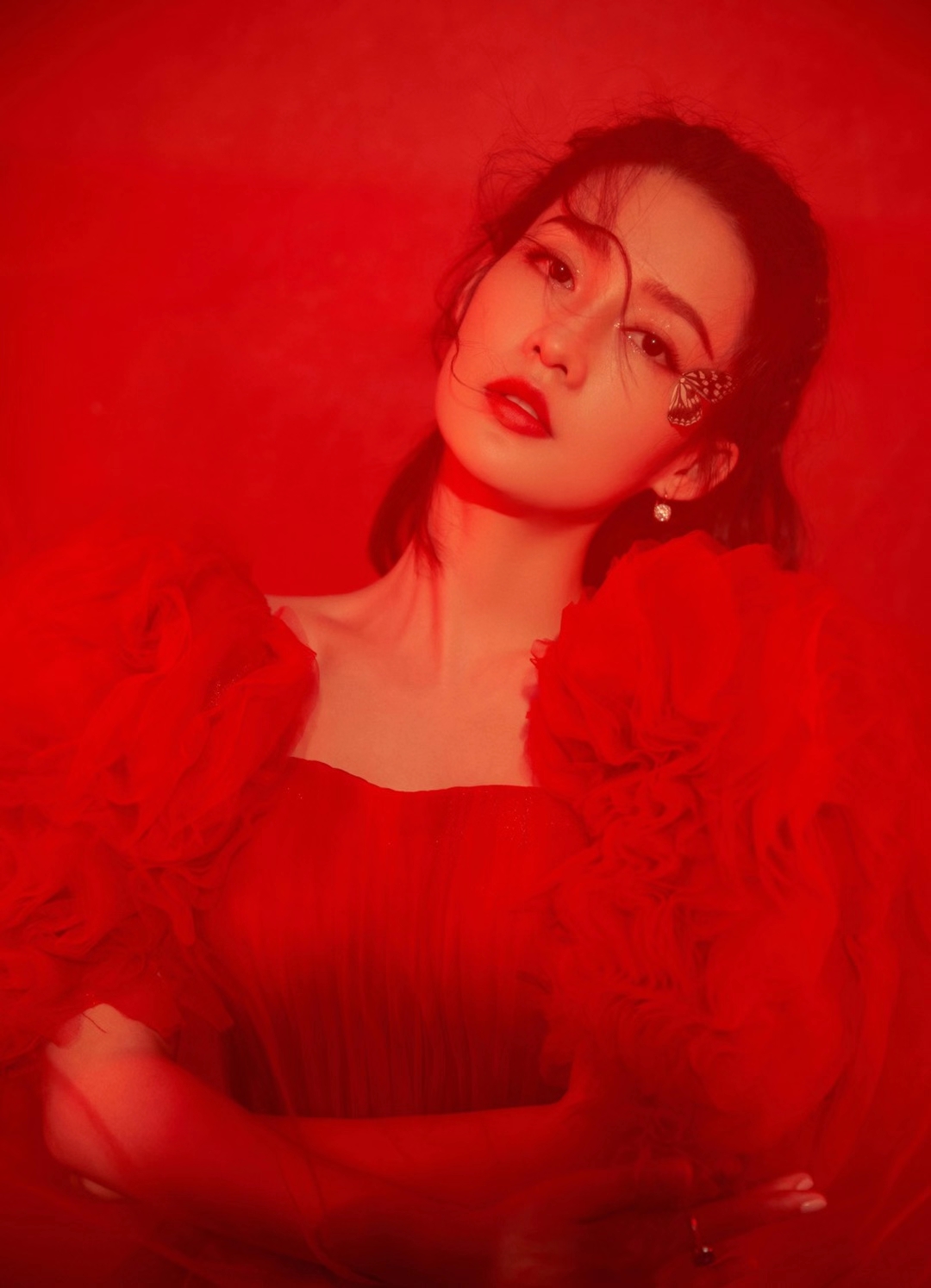 李沁新年贺图红色轻纱礼服性感飘逸