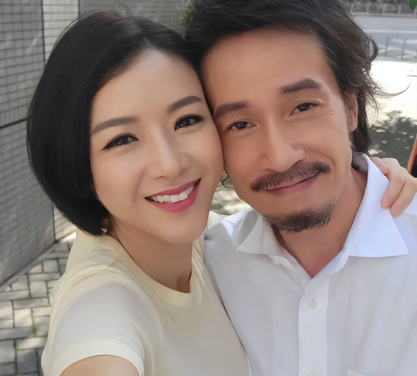 tvb视帝陈豪最近备受瞩目,他为了养家糊口不仅频繁接