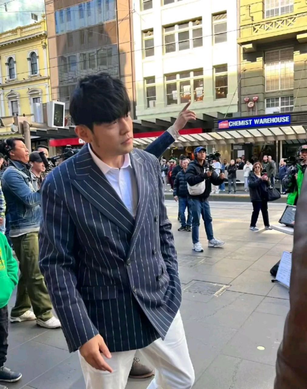 周杰伦的假发有点明显[左捂脸][左捂脸],谁都抗不过岁月这把杀猪刀