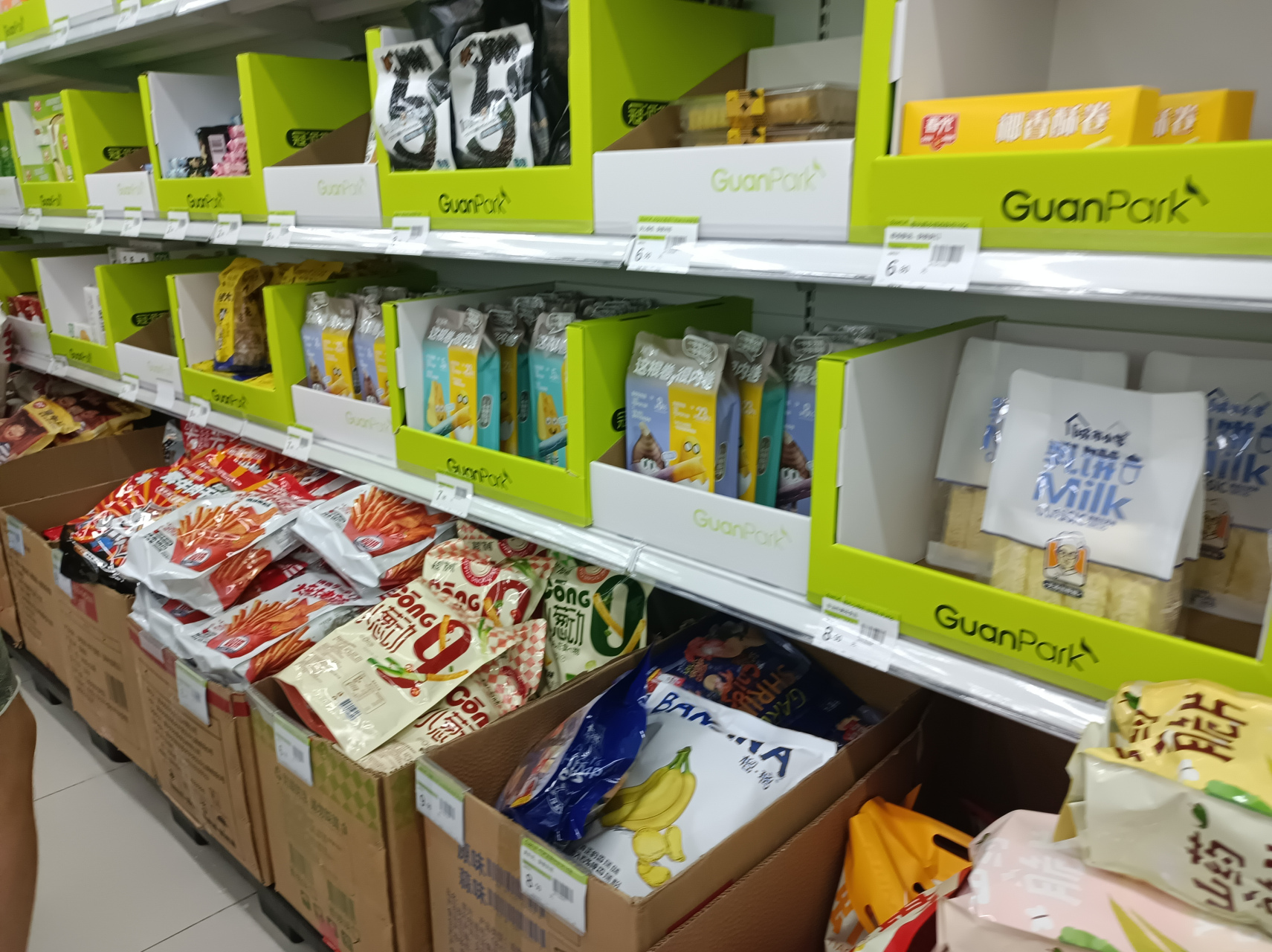 福州i33广场开了一家冠派客超市,门口的招牌上写着大牌硬折扣,诉我孤