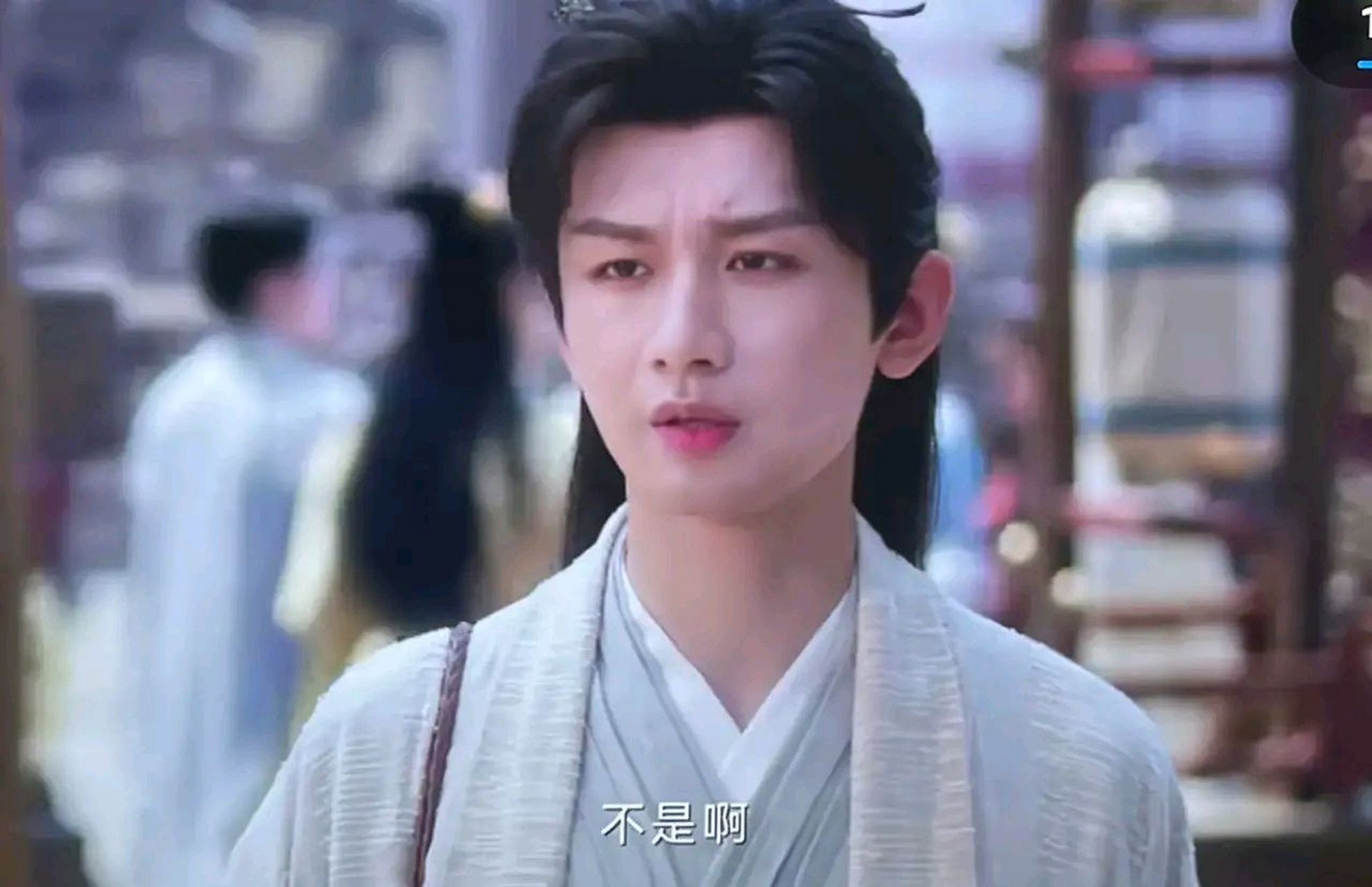 而且成毅的头身比也不合格啊,比例也挺虐的.