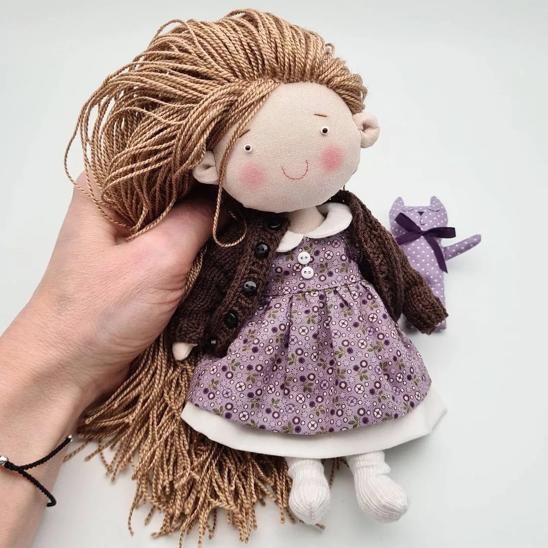 俄罗斯一位妈妈凭着对手工布娃娃的兴趣改变了职业