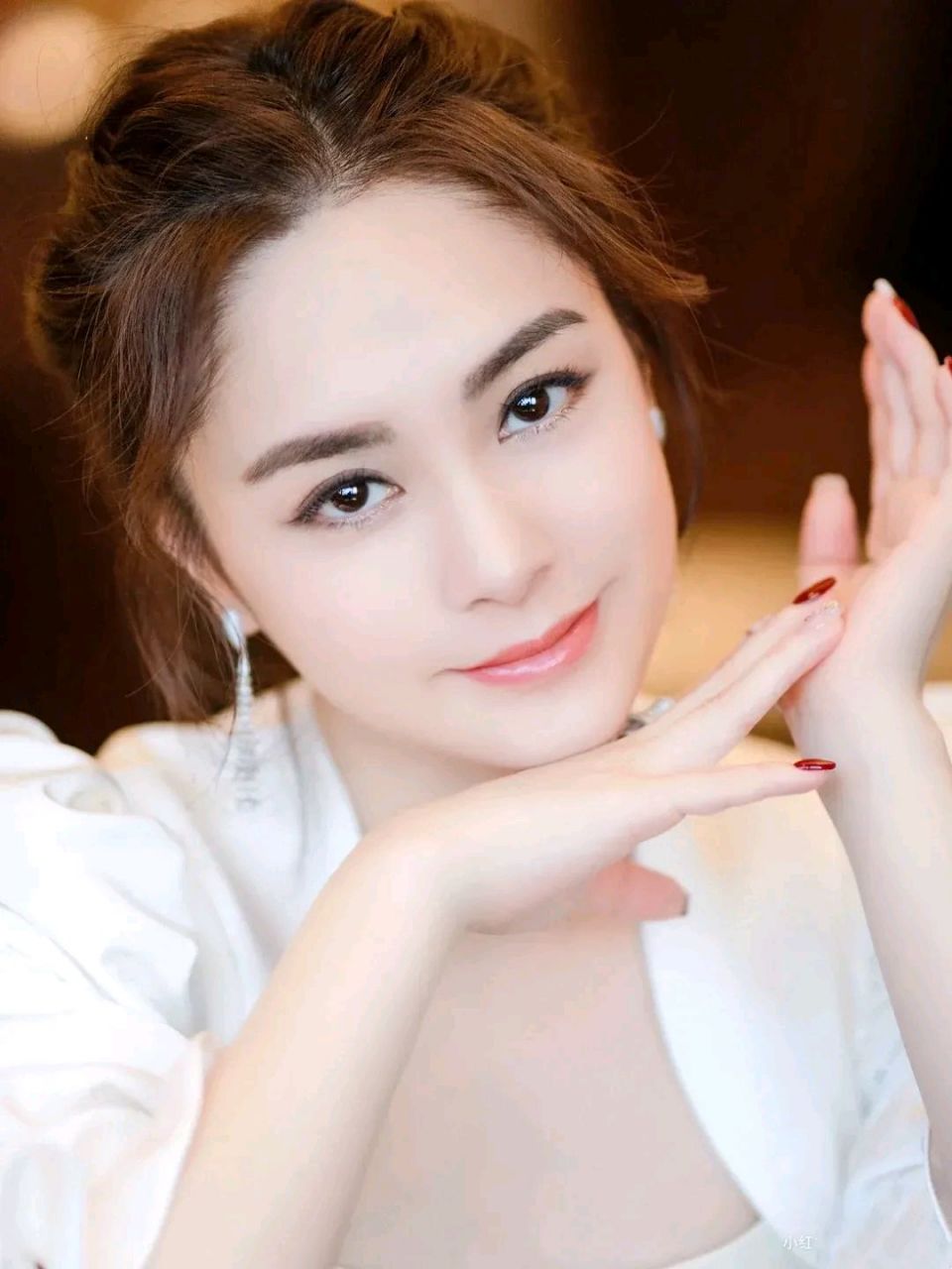 钟欣潼,1981年1月21日出生于中国香港,毕业于皇家墨尔本理工大学,中国