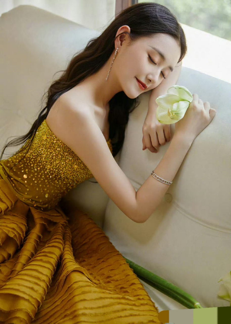 蒋依依金色亮钻抹胸裙,金色礼服也太像公主了吧!