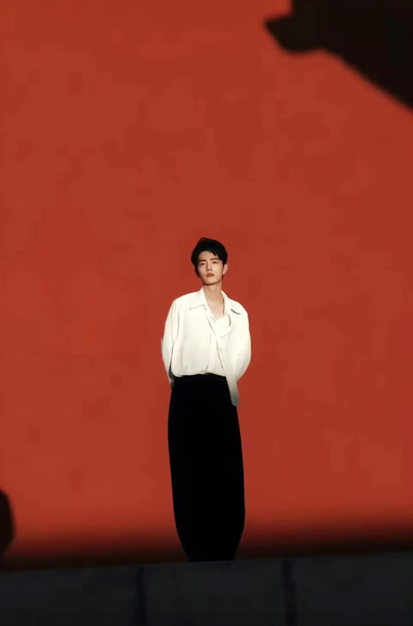 肖战自己举起了话筒?""有一股很有魔力的力量举起了我的手.