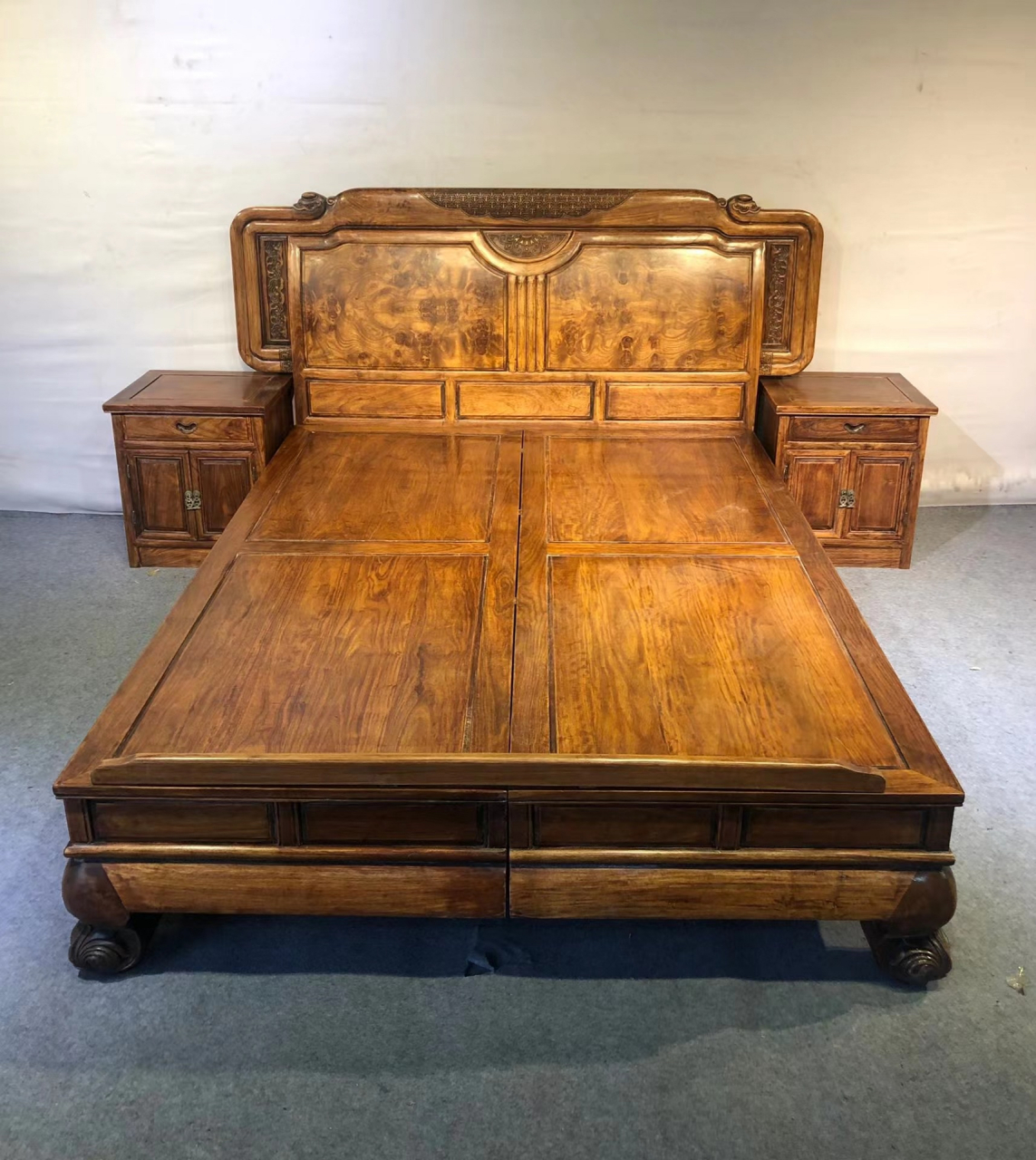 收藏# 极品黄花梨国色天香床,满金星牛毛纹清晰,全隼卯结构,做工精细