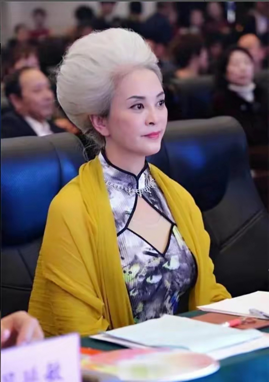 63岁于书:两度瘫痪,一夜白头,丈夫出轨,如今惊艳众人,凭啥  "别看现在