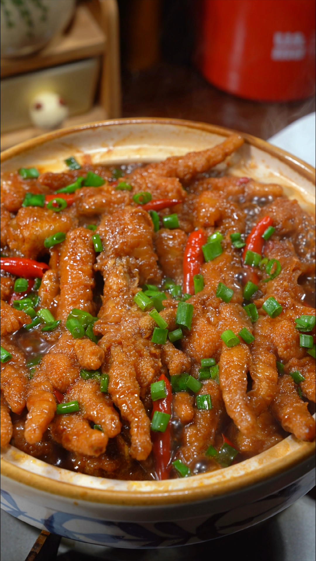 火爆广式茶餐厅的虎皮鸡爪煲,做法简单,软烂鲜香又下饭-度小视