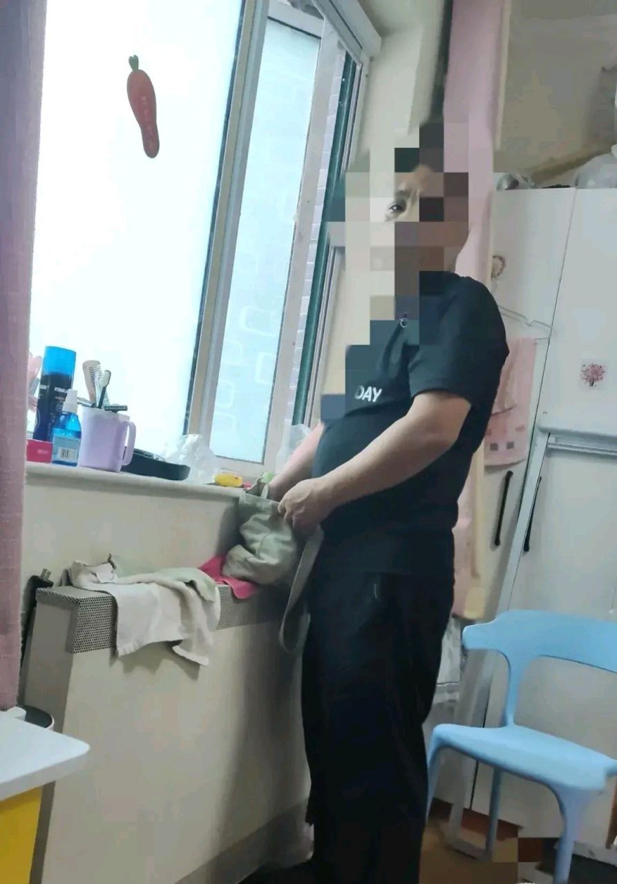 上周我家修窗户,我问师傅这么热的天怎么不带个帮手,他说自己一个人做