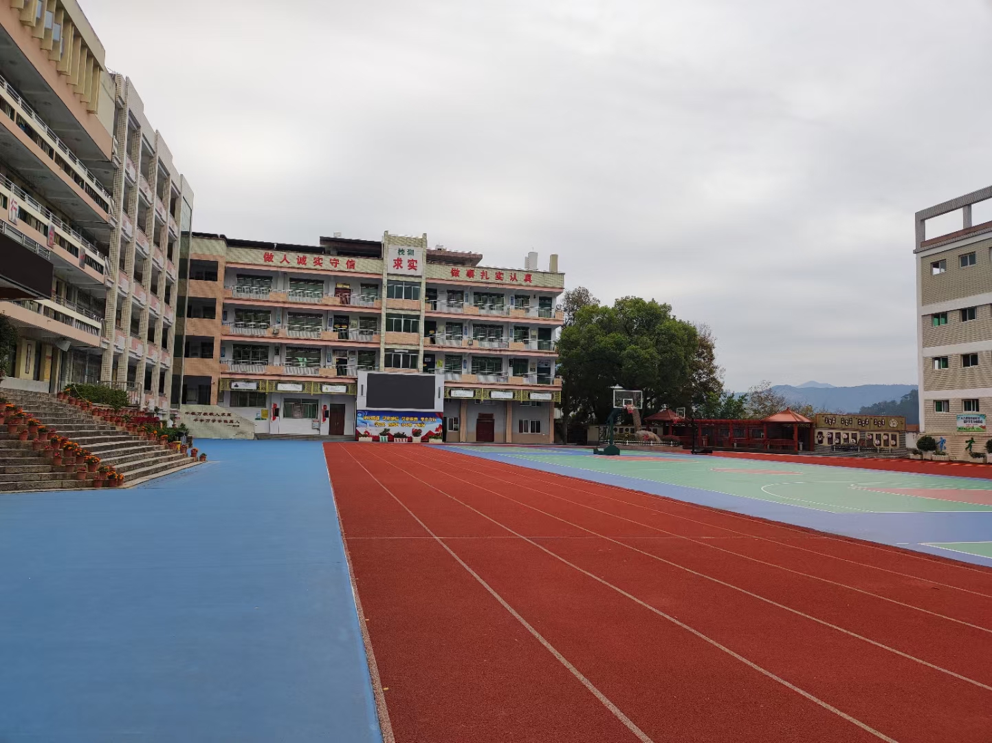 我认为,当下诗词教学要有更多的"诗味",适当地渗透