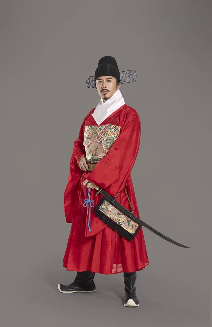 红黄交替,这种颜色的锦衣卫衣服是蟒袍,是皇帝的赐服,是锦衣卫中等级