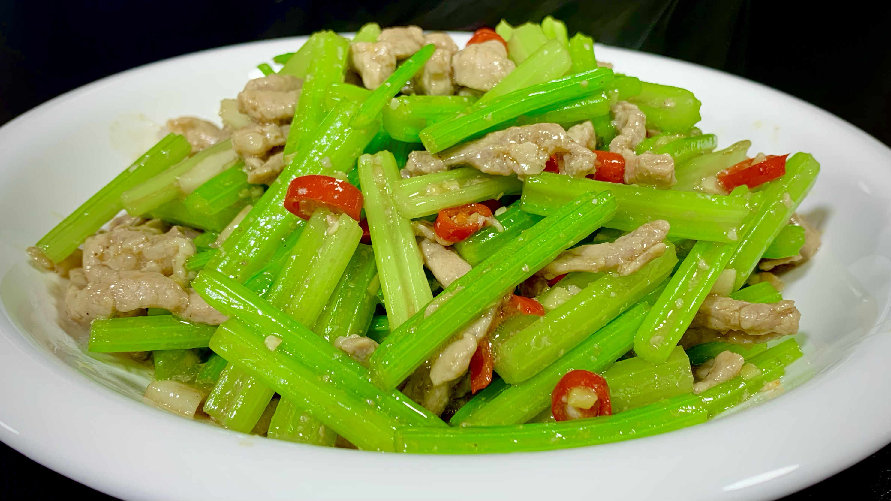 芹菜炒肉丝到底是先炒肉丝还是芹菜,总厨教你一招,清脆滑嫩爽口