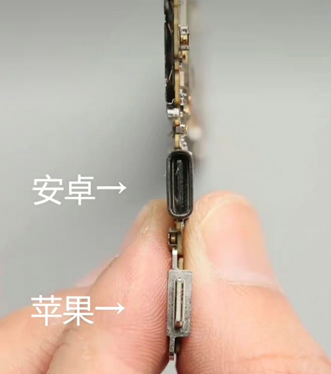 iphone 15系列尾插的物料更多细节出来了,和安卓有铜皮保护的情况不同