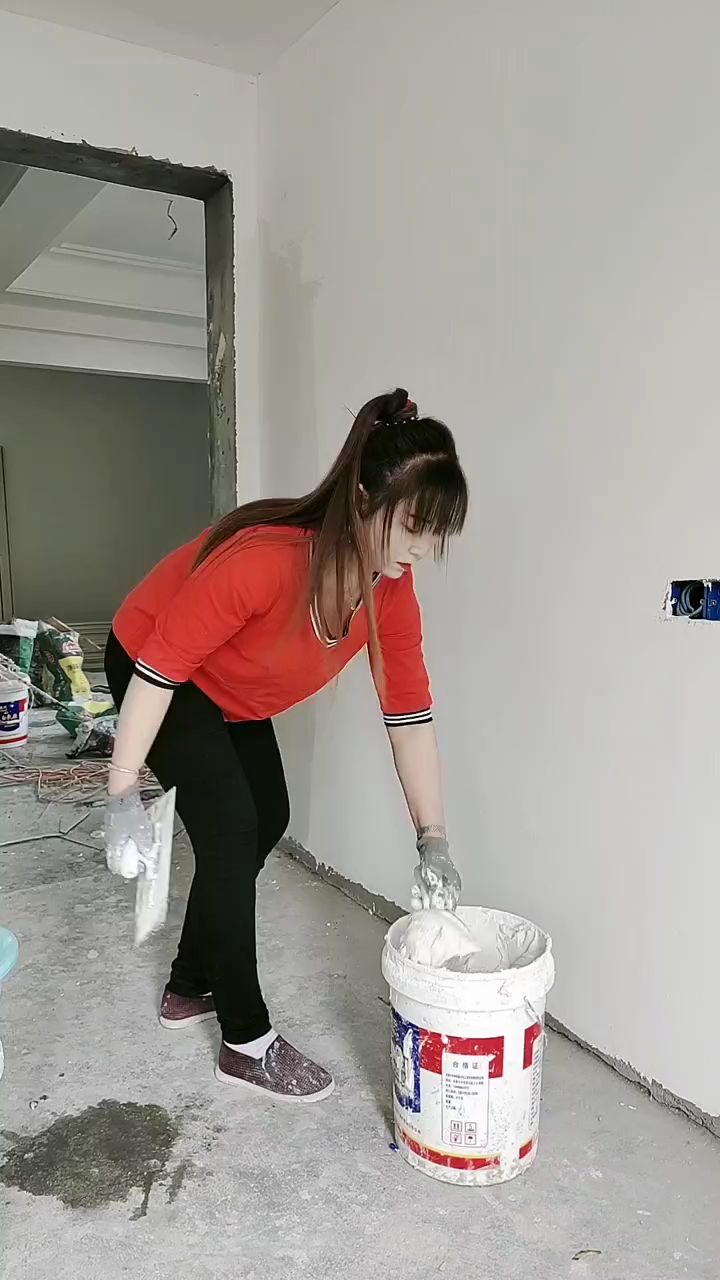 实拍工地女师傅刮腻子,这么能干漂亮的姑娘谁娶上有福啦