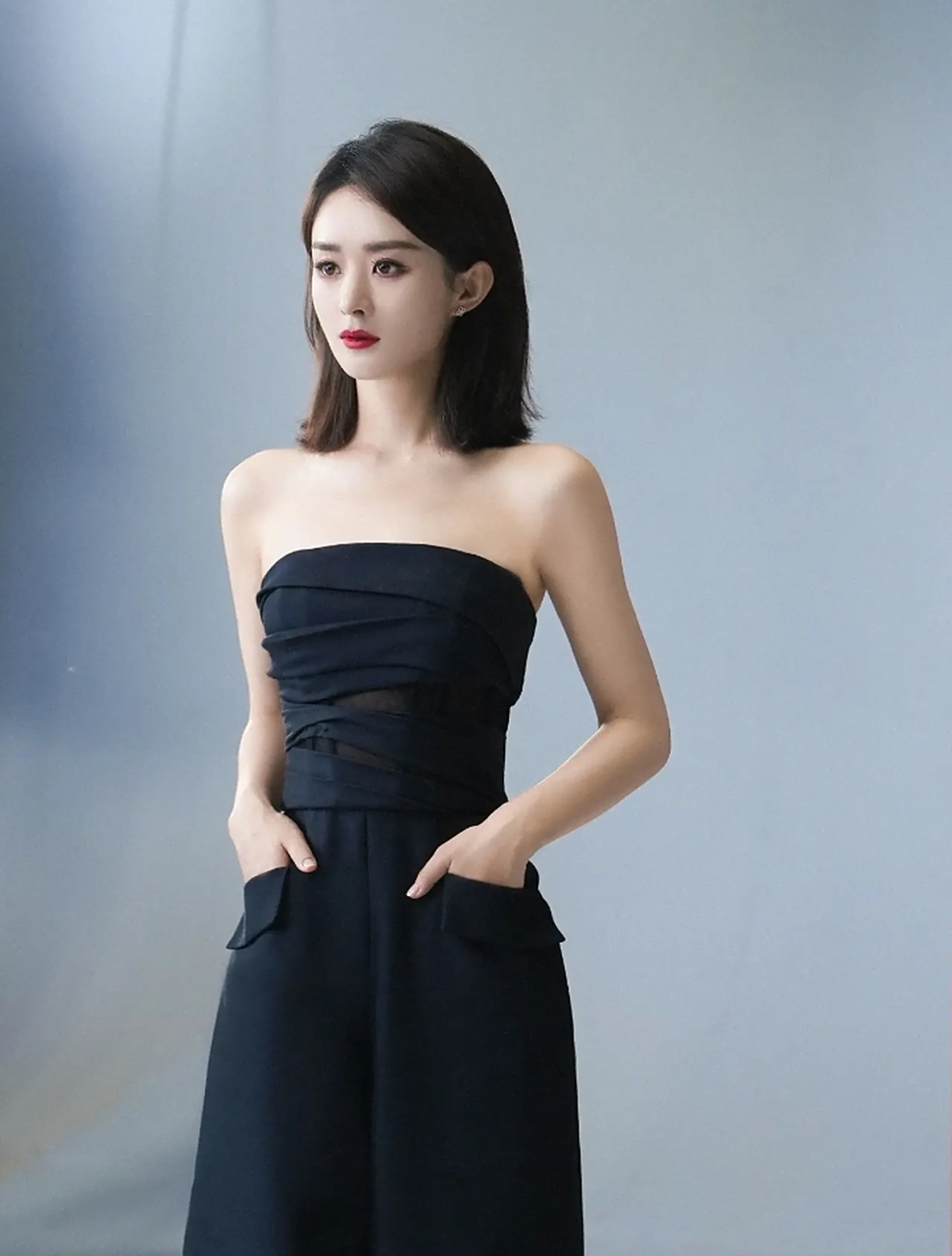 赵丽颖cl彩妆大片造型96 两套都是黑色抹胸耶,露出优越锁骨,红唇