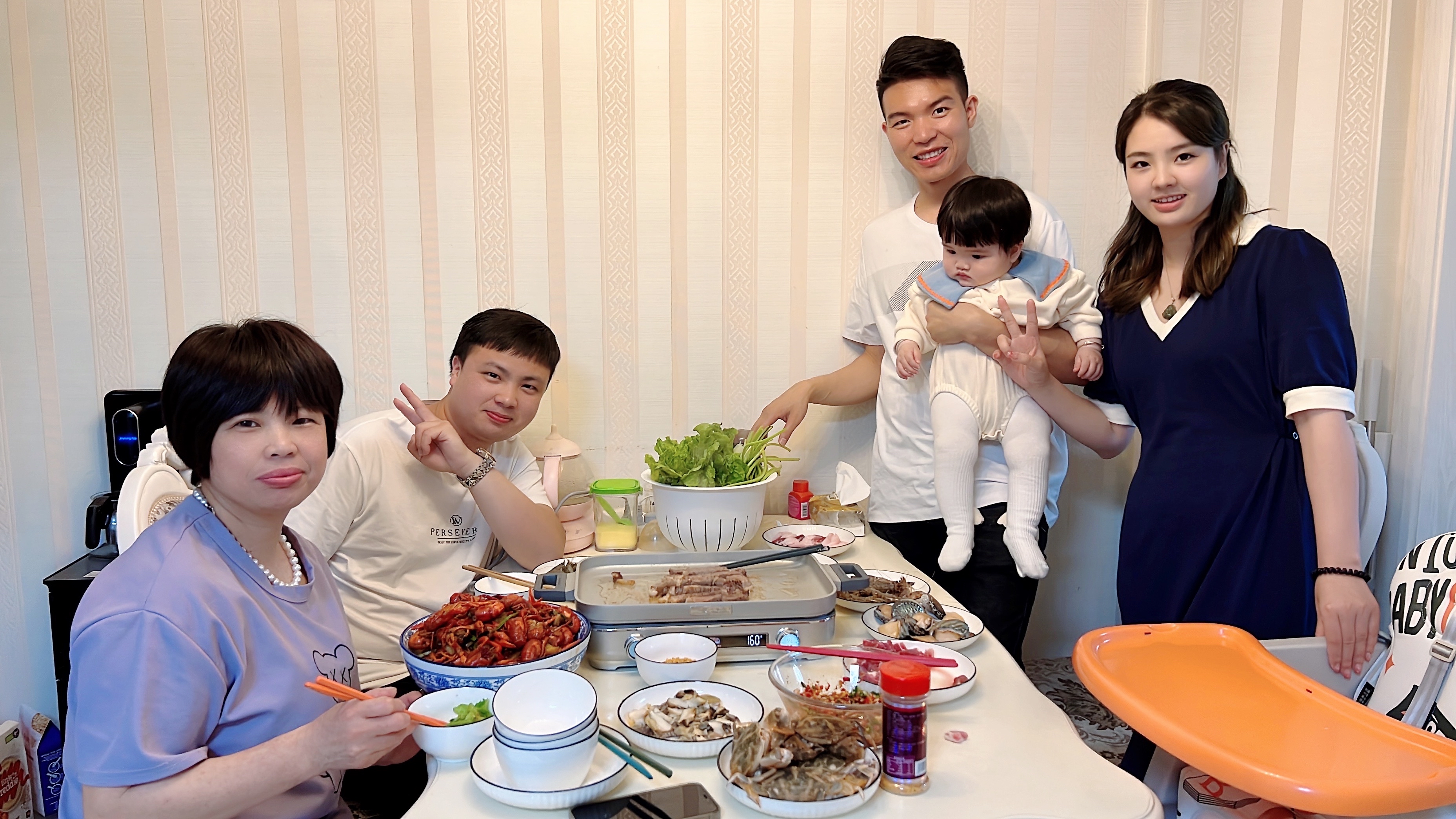 老肖在家做海鲜火锅,实现海鲜自由,小七月终于吃到爸爸做的菜了
