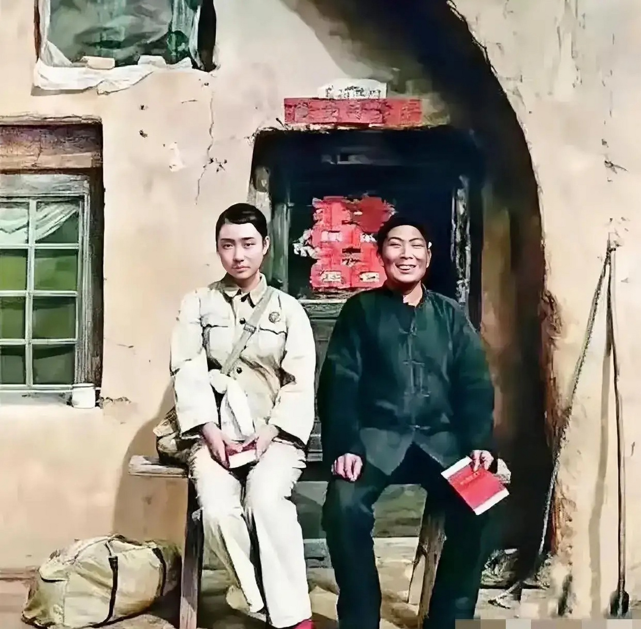 70年代,一名上山下乡的女知青与当地村民的结婚照,照片中,村民手持