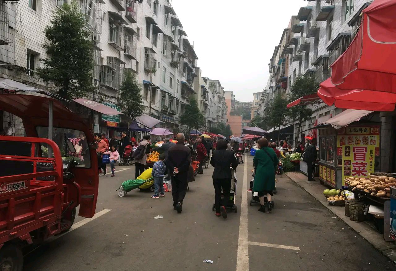 成都龙泉阳光城附近,两个驴友蹲个做这事,对此大家怎么看?