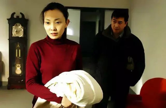 她是央视金牌主持,强势离婚张嘉译,再嫁富豪颜值逆生长