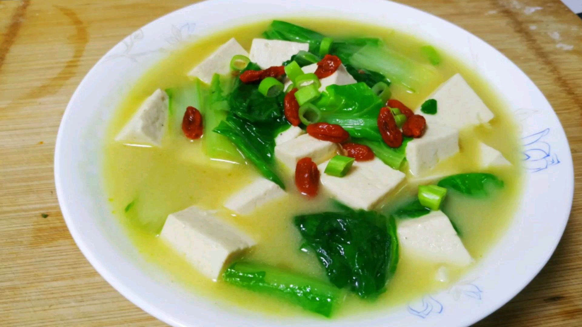 小白菜炖豆腐,汤鲜味美营养健康,夏天必备的清淡美食