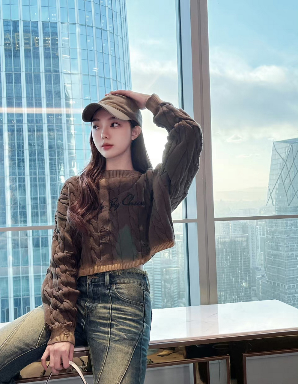 明星# #李紫婷#  李紫婷渐变色毛衣搭配蓝色牛仔裤,衬托高挑好身材