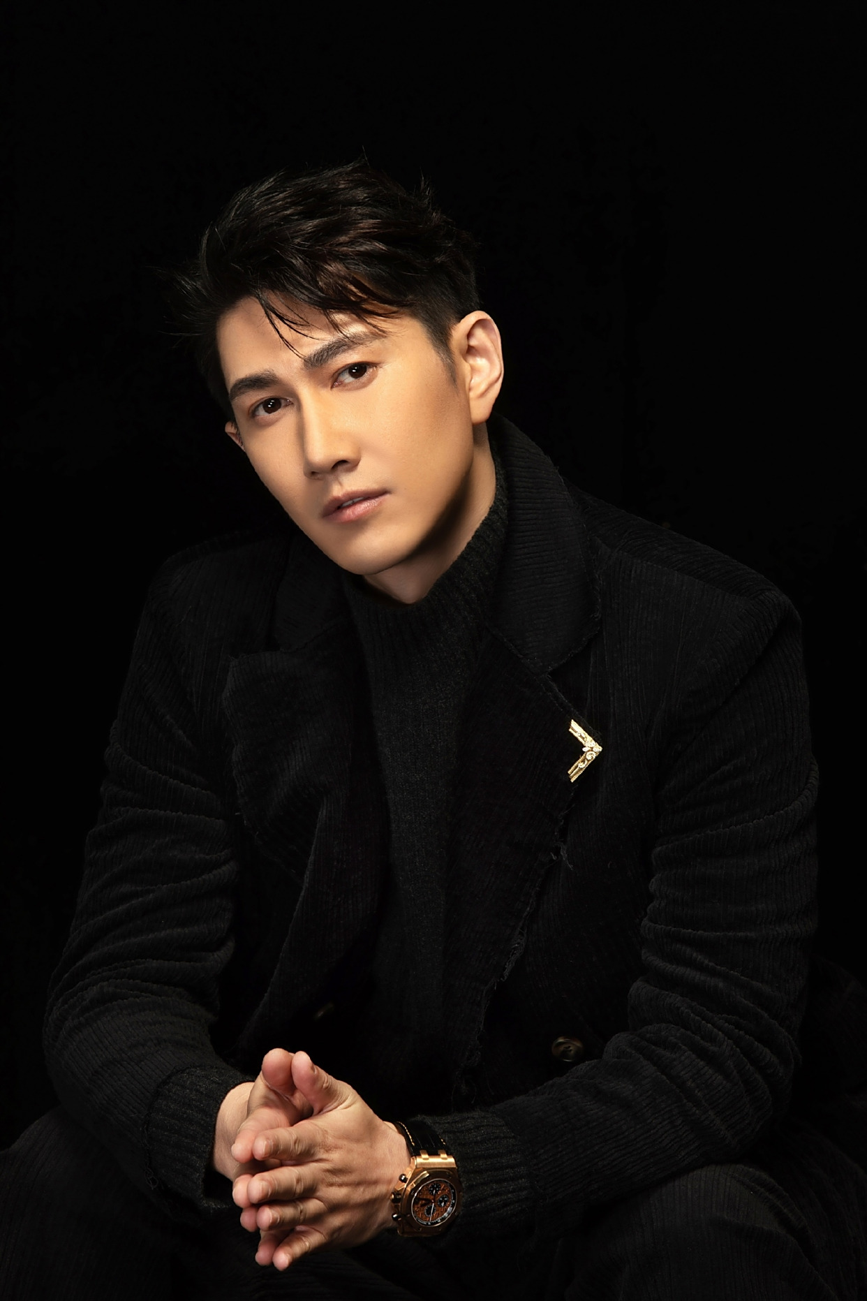 何明翰的极简黑色穿搭,简约帅气又大气,完美演绎熟男风格