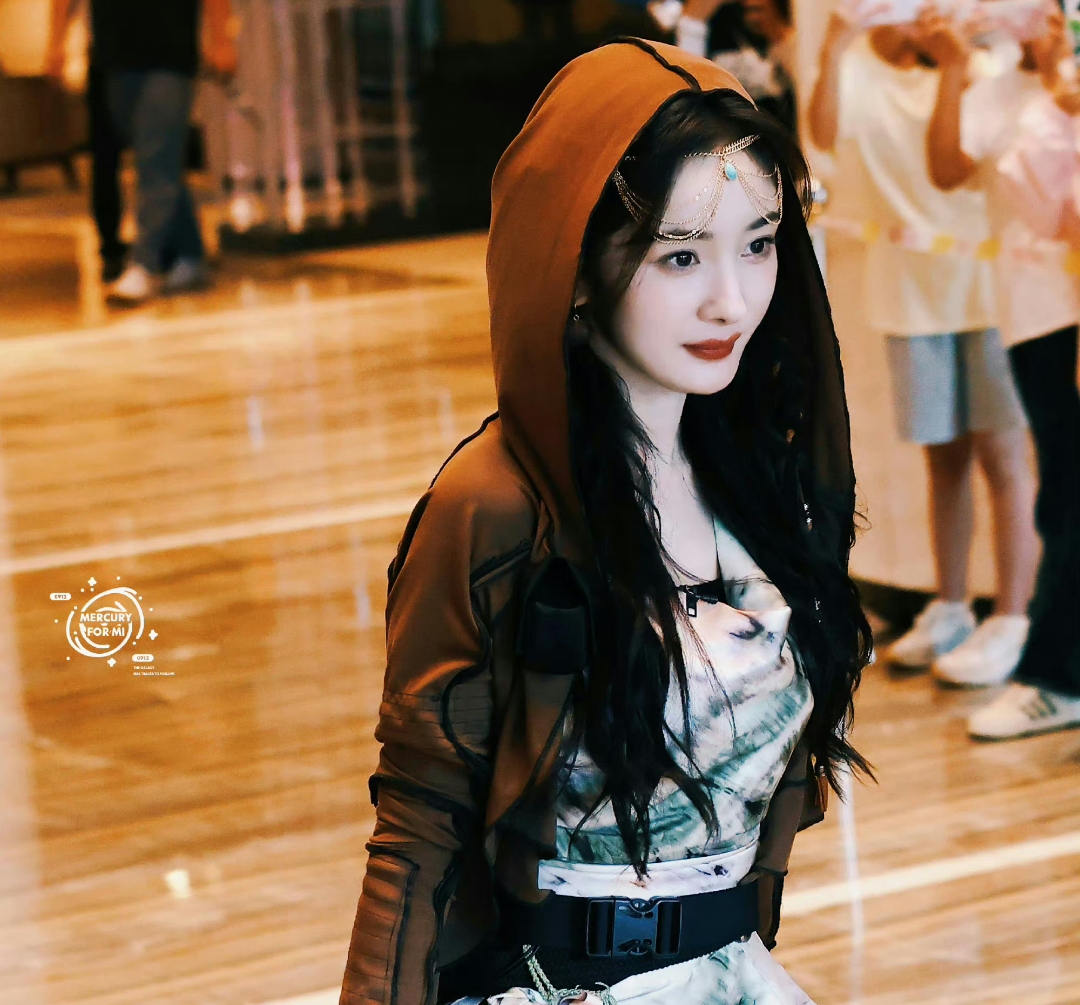 杨幂美拉德造型尽显气质,想不到快四十岁的她仍旧青春洋溢