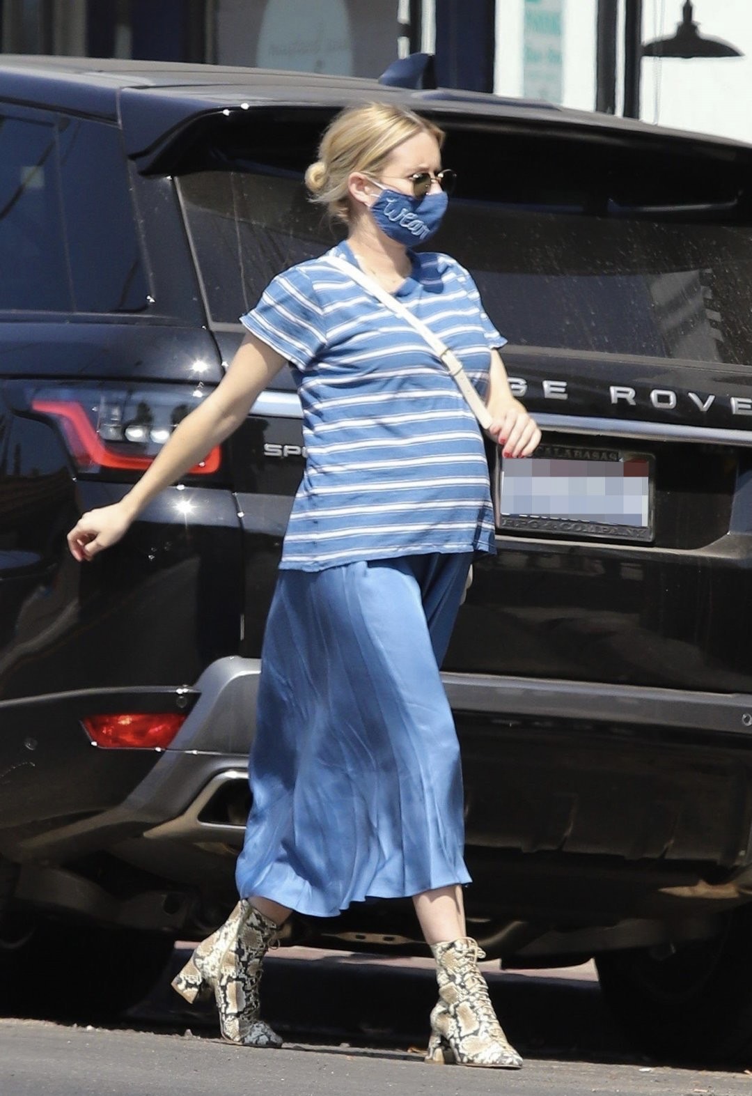 孕期中艾玛·罗伯茨(emmaroberts)洛杉矶外出新街拍