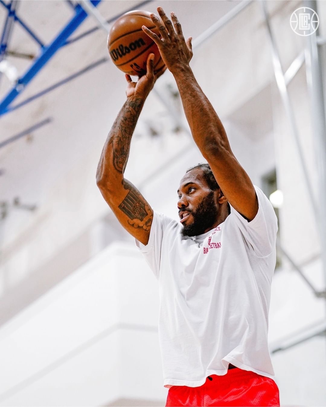 一张熟悉的大手即将再笼罩整个联盟,科怀-伦纳德继续恢复