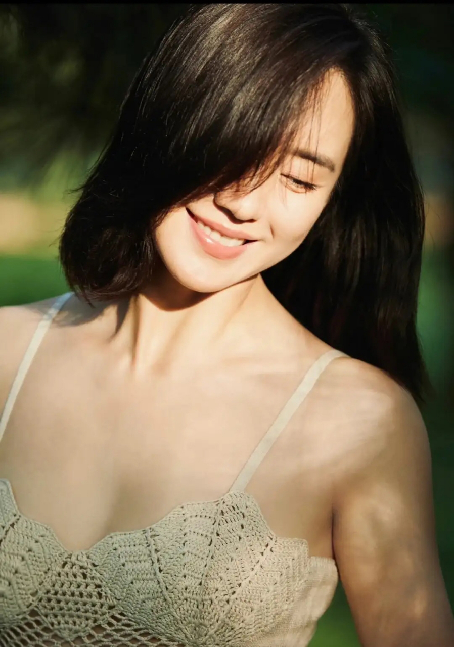 秋日生活创作季# 王智身穿吊带蕾丝抹胸连衣裙,在阳光的照射下显骋换