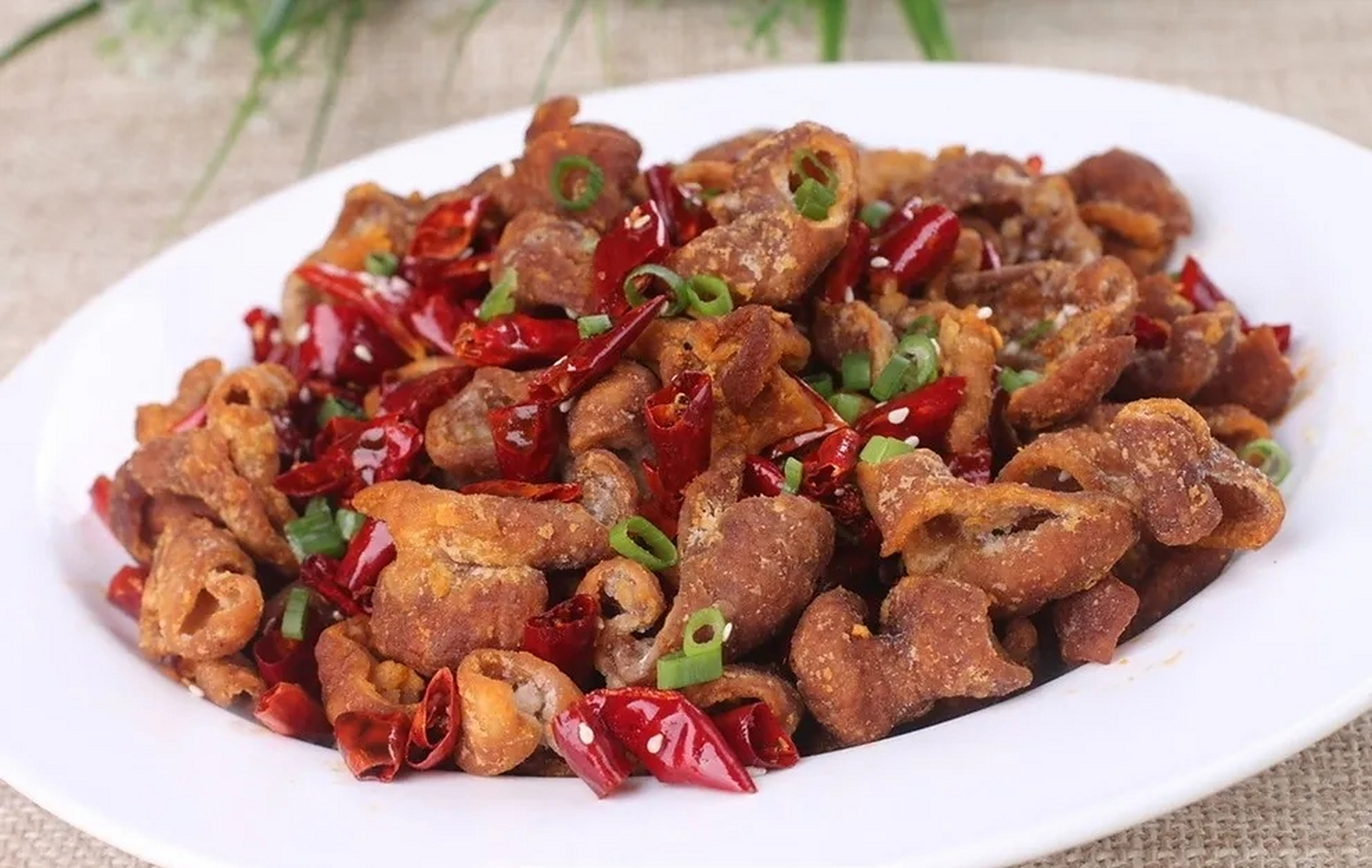 下面是制作干煸肥肠的步骤:  1.