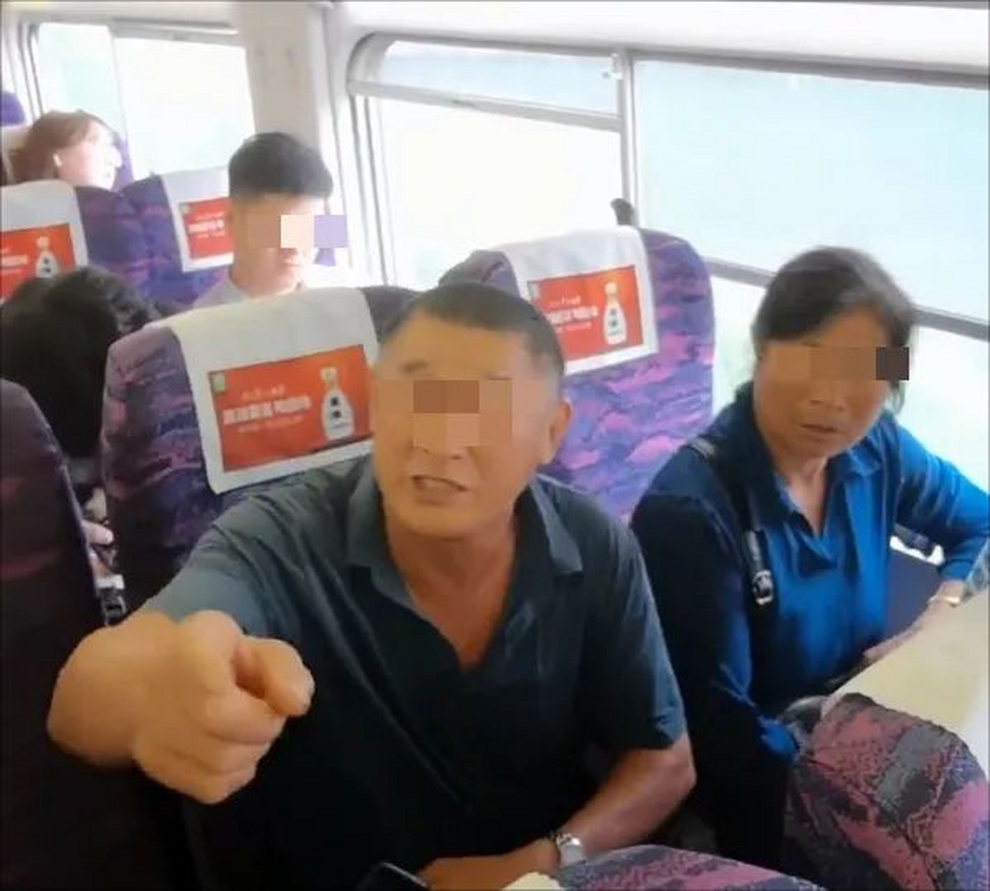 两老人高铁霸座,反骂买票女生不要脸,还称:"你个小娃子,我凭什么让给