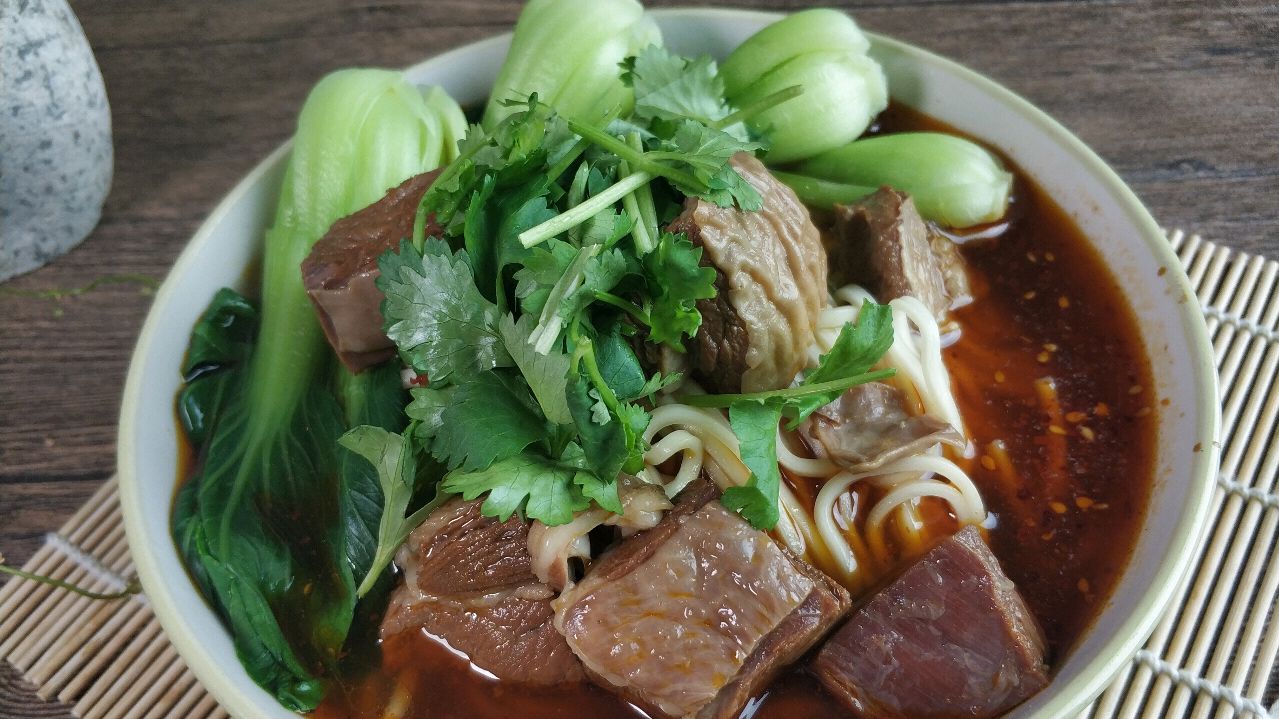 红烧牛肉面的做法,汤鲜肉软,味道地道