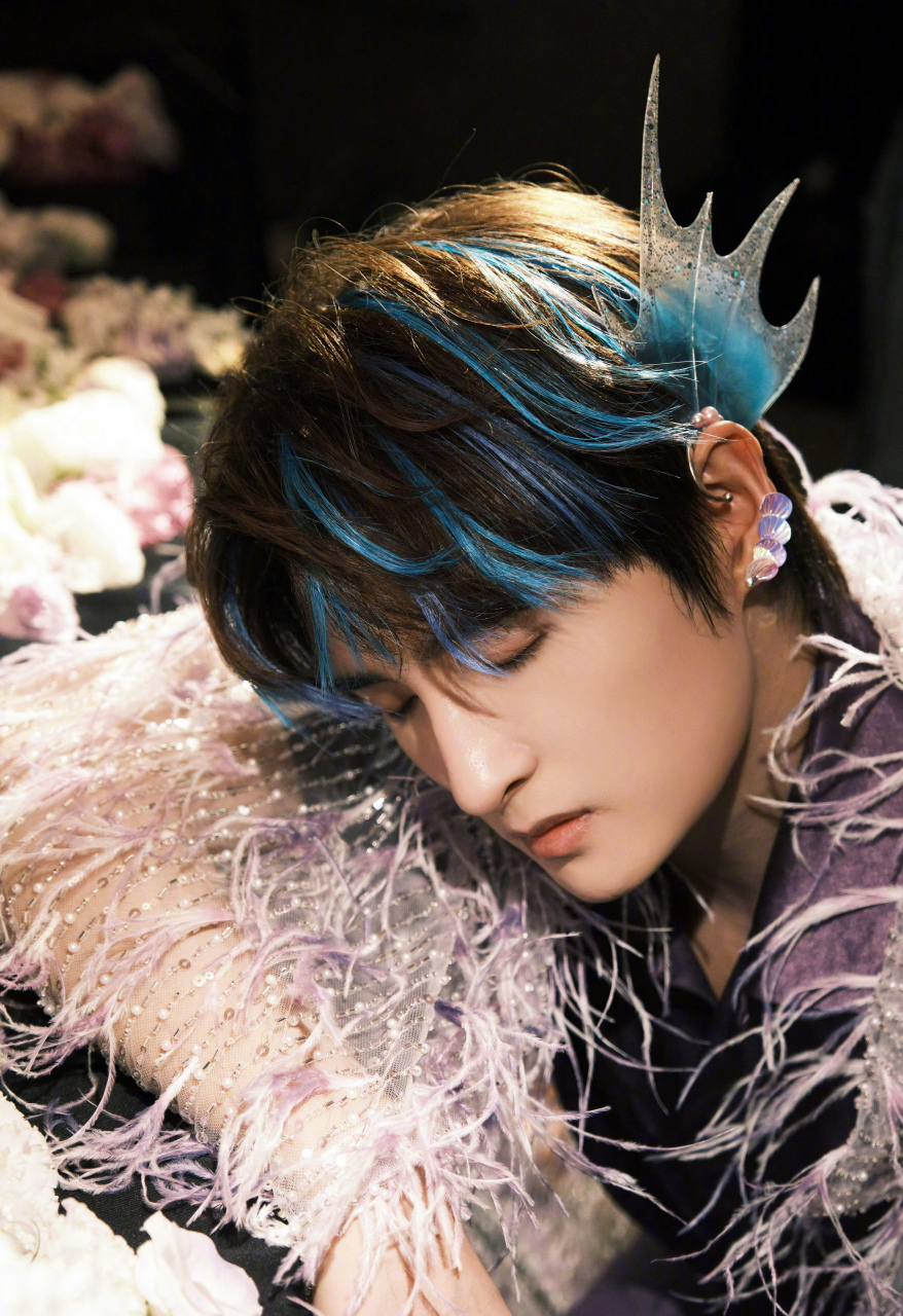 张远嘉宾巡回演唱会厦门场 这个造型太好看了 张远还在演唱会再唱伶人