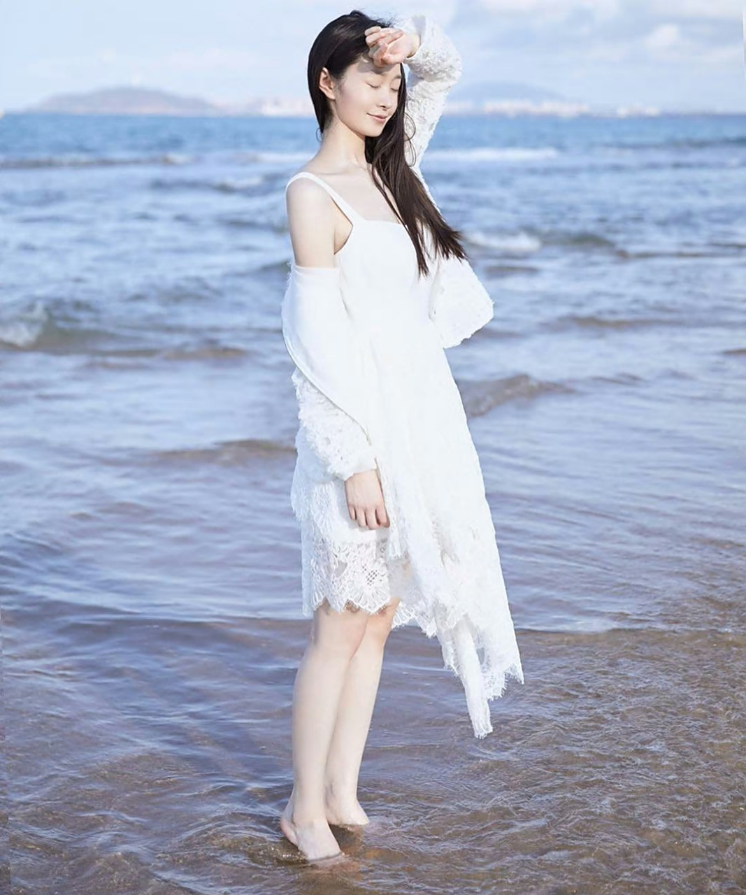 宋轶# 一袭白色吊带裙,宛如在海边踏浪的小仙女,雪肤玉貌,曼妙身姿