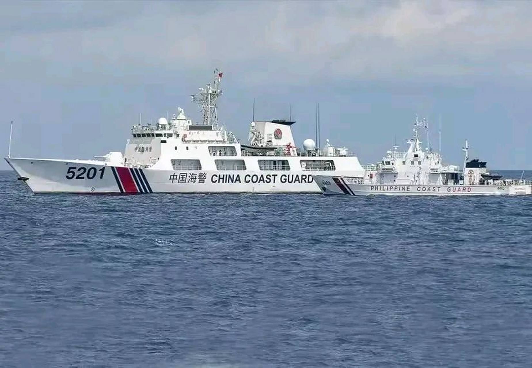 中国海警强硬驱离违法菲律宾巡逻艇!