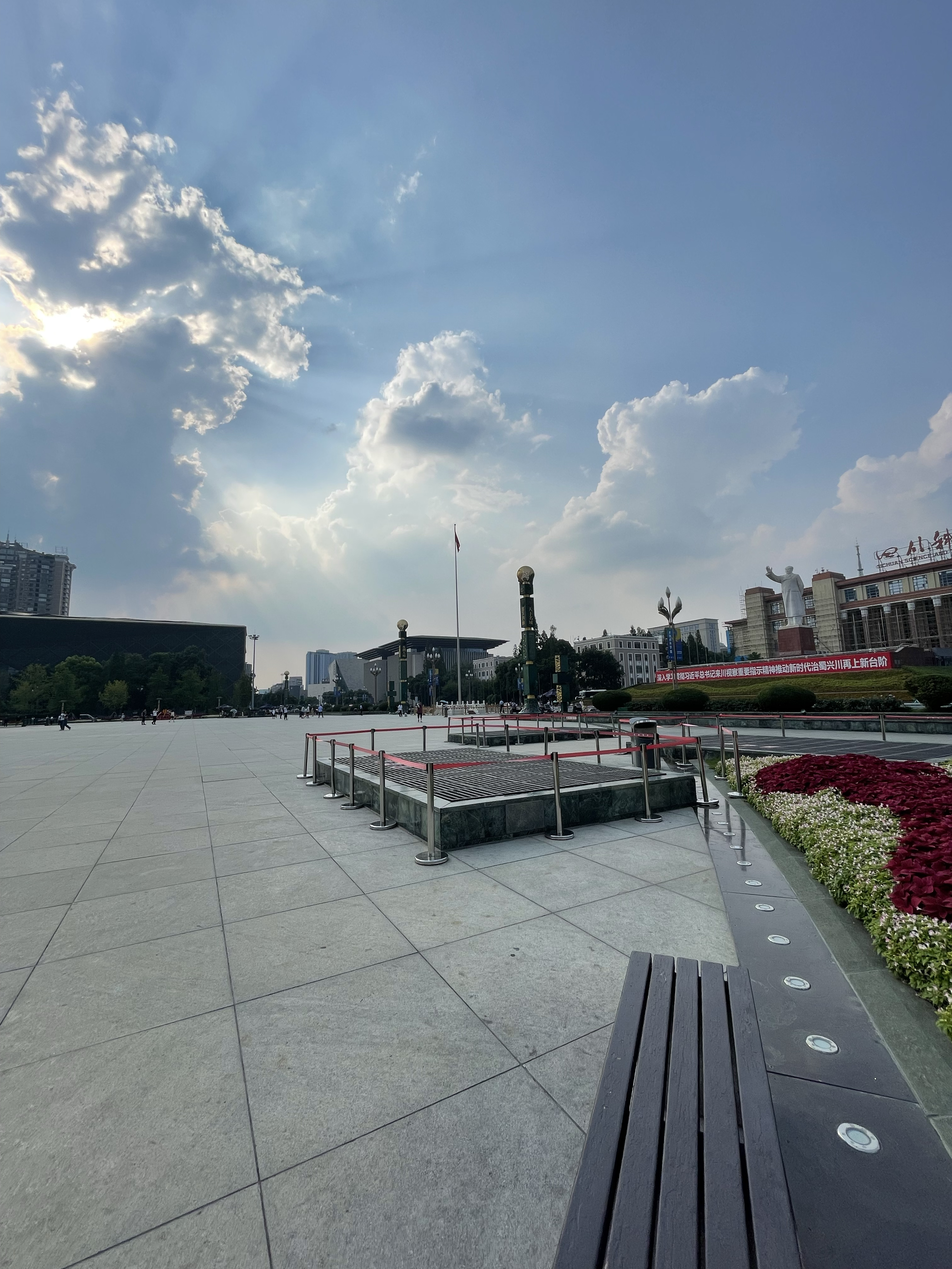 这里是成都的天府广场,蓝天白云太漂亮了!