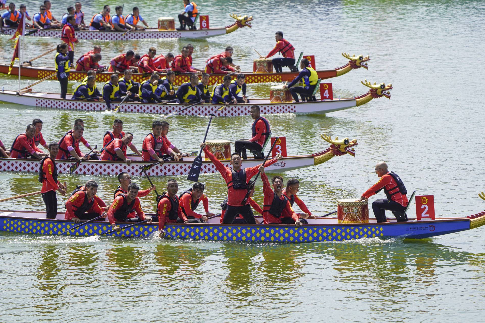 我觉得温州瑞安禁止民间划龙舟,过于简单粗暴,对民间划龙舟活动存在