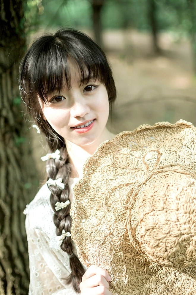 麻花辫美少女清新脱俗户外写真