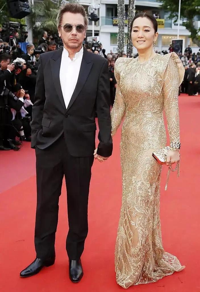 巩俐夫妇随马克龙访问,评论里打翻了五味瓶,醋味十足!