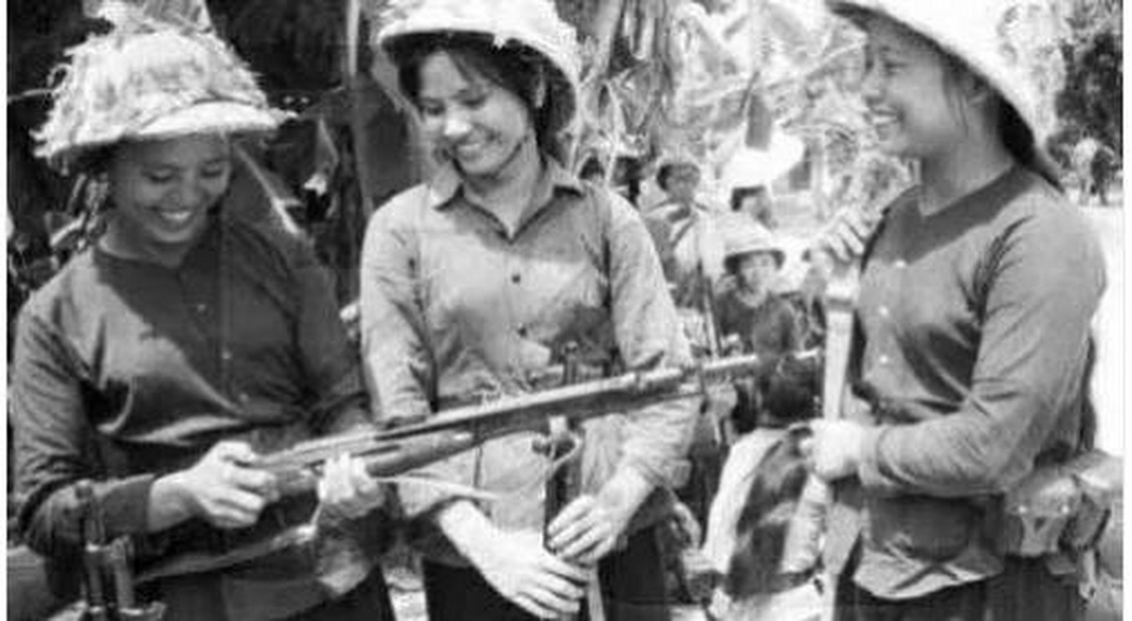 对越反击战中的越南女兵们,她们看似人畜无害,但我军战士前期因对她们