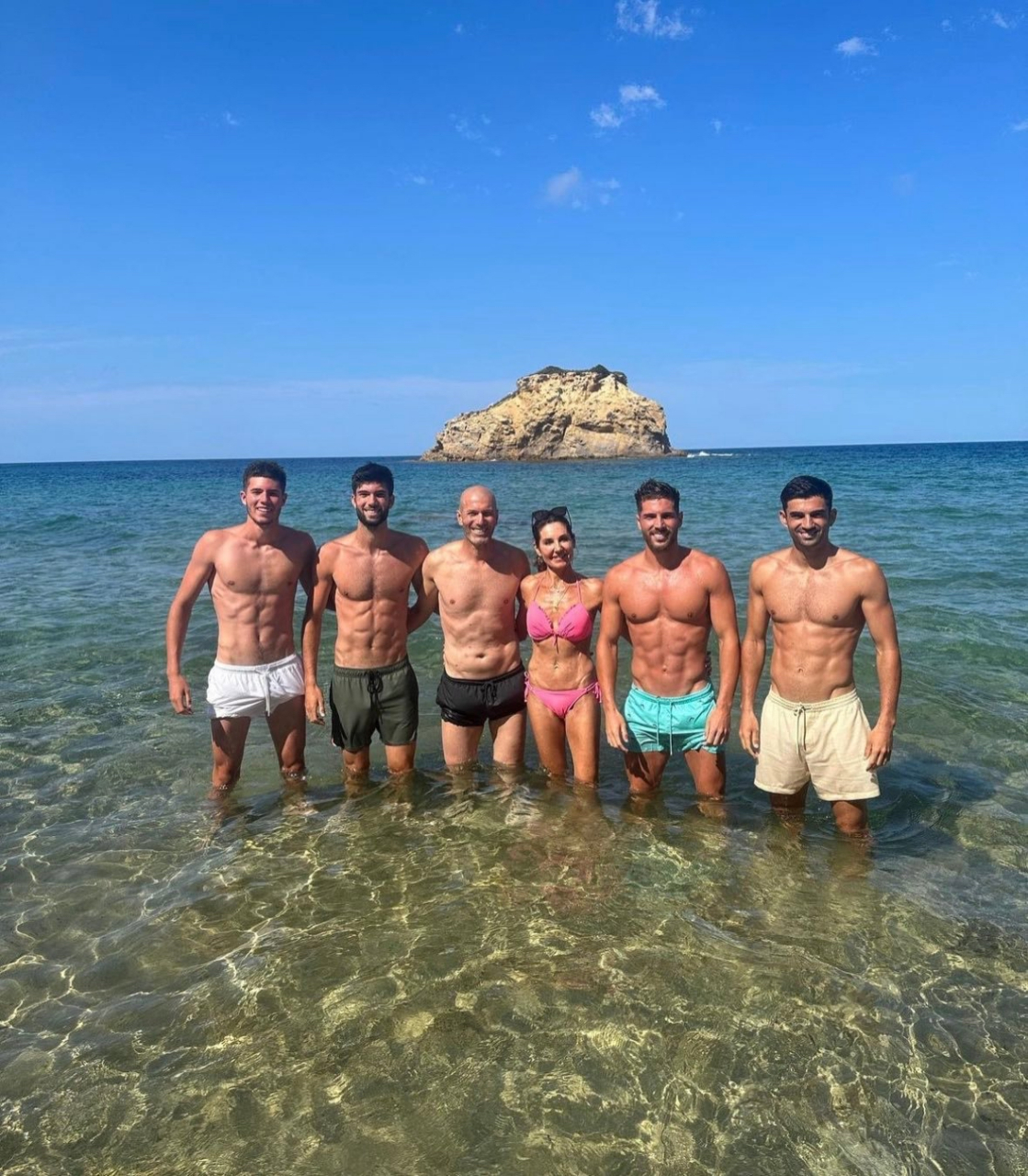 齐达内的全家度假合影……一家子身材太好了