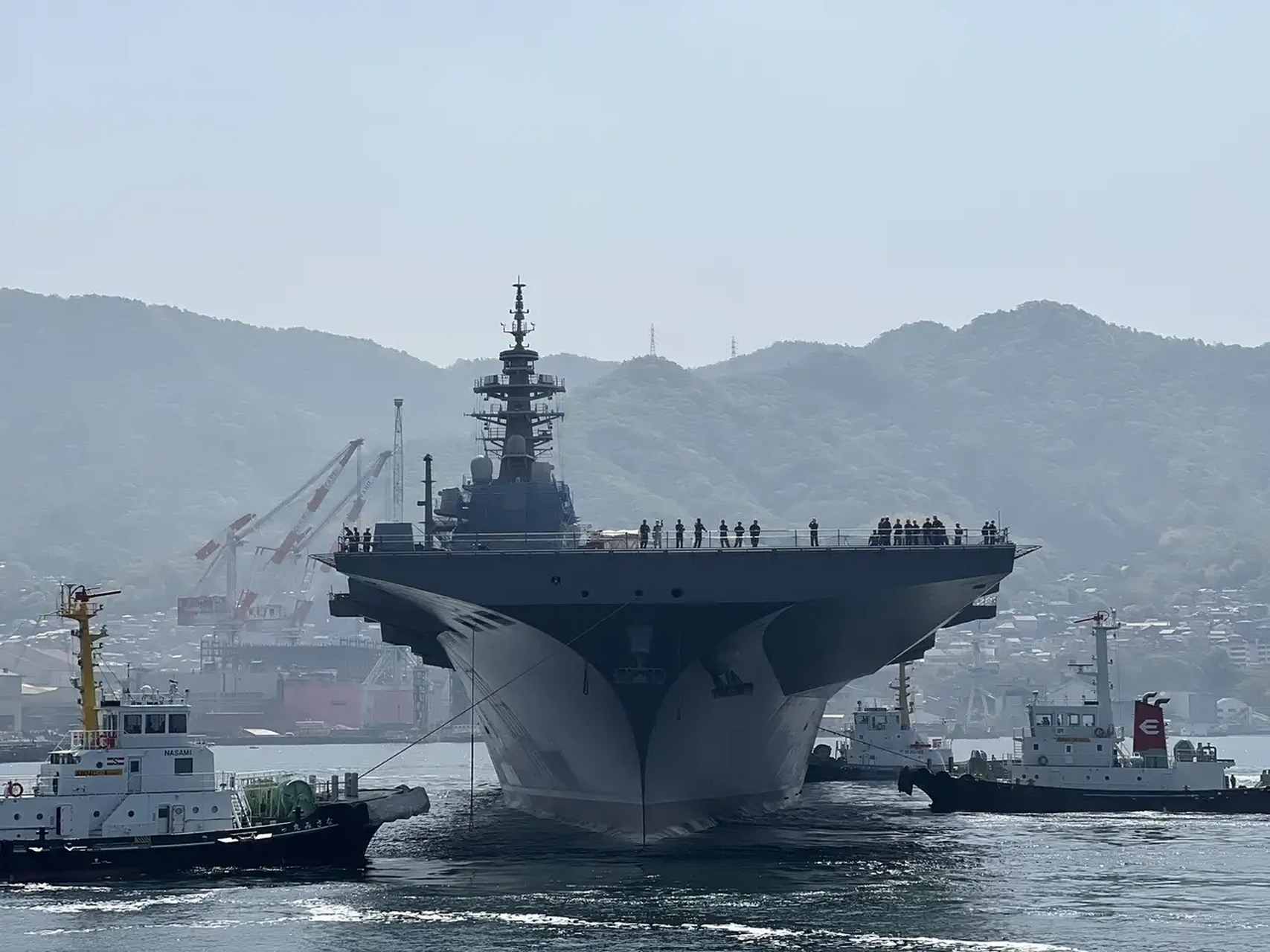 另一个是中国四万吨级的075两栖攻击舰, 他们的排水量相差了两万 