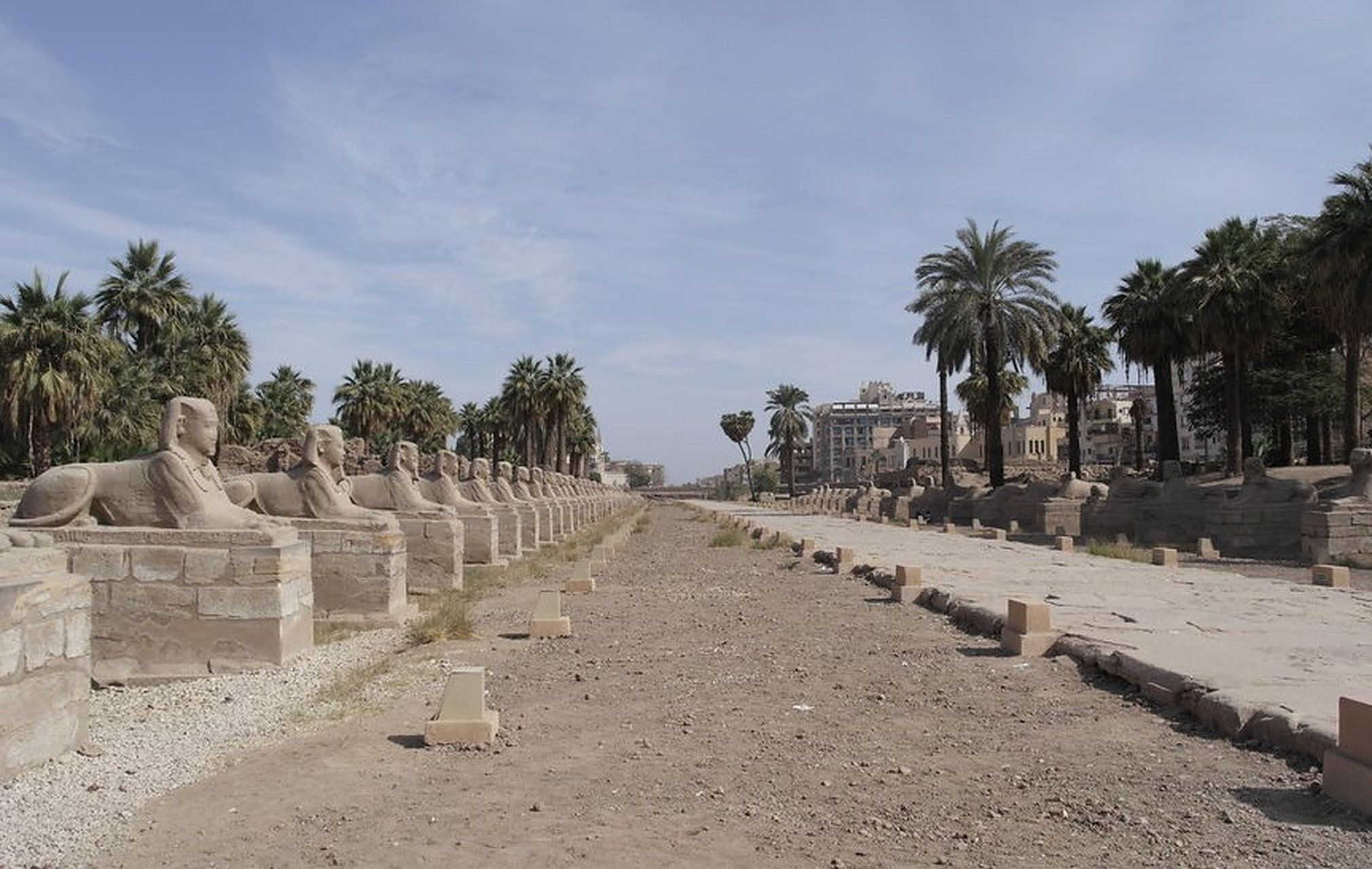 底比斯(英语: thebes )是上埃及古城,濒临尼罗河 ,位于今埃及中部,即